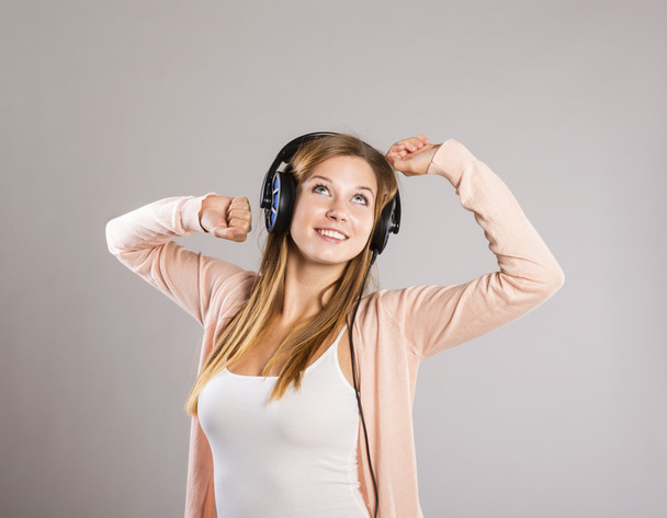 lány fülhallgatóval - Fotó, kép
