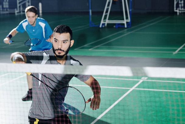 pareja multiétnica de jugadores de badminton que participan en la competencia - Foto, Imagen