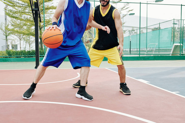 Δύο ιδρωμένοι παίκτες μπάσκετ του δρόμου που προπονούνται σε εξωτερικούς χώρους - Φωτογραφία, εικόνα