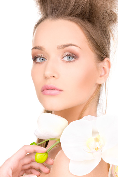 Beautiful woman with white flower - Foto, afbeelding