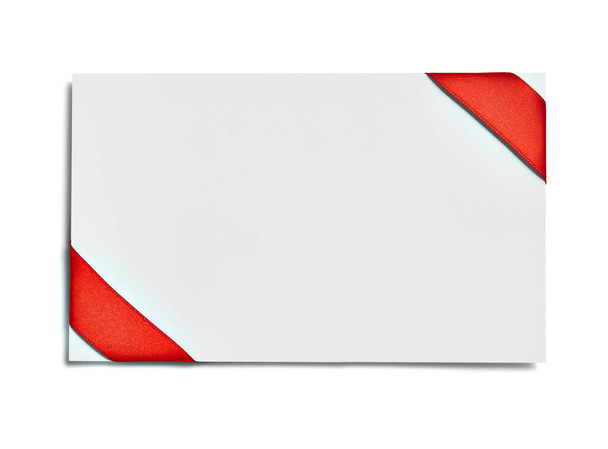 close up μιας κάρτας σημείωμα με κόκκινη κορδέλα τόξο σε λευκό φόντο - Φωτογραφία, εικόνα