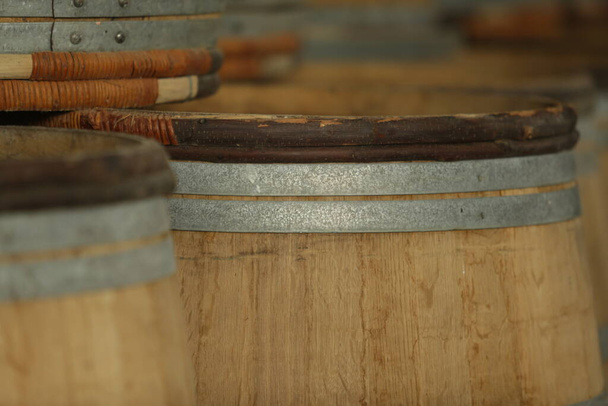 cantina con botti di vino bianco, rosso, rosa, birra, whisky. vino e agricoltura
 - Foto, immagini