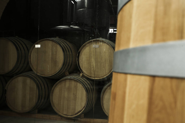 白ワイン、赤、バラ、ビール、ウイスキーの樽を持つ地下室。ワインと農業 - 写真・画像