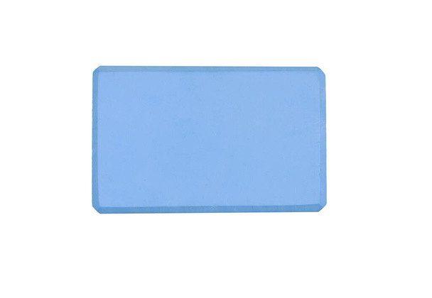 Прямокутний синій йога блок, цегла для спорту ізольовані на білому тлі
. - Фото, зображення