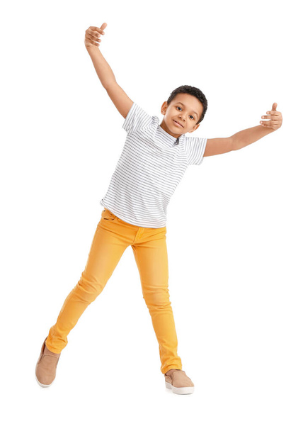 Little Afro-Amerikaanse jongen dansen tegen witte achtergrond - Foto, afbeelding