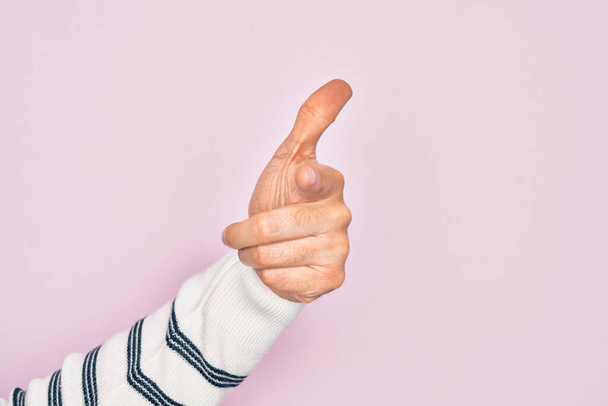 Hand eines kaukasischen jungen Mannes mit Fingern über isoliertem rosa Hintergrund, Zeigefinger in die Kamera zeigend, auswählend und Richtung anzeigend - Foto, Bild