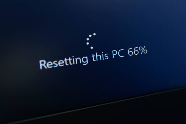 Die Meldung auf dem Computerbildschirm "Diesen PC zurücksetzen 66% " - Foto, Bild