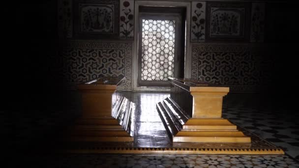 Raum ist ein Grab mit Grabsteinen innerhalb des Little Taj Monument in Agra, Indien. - Filmmaterial, Video