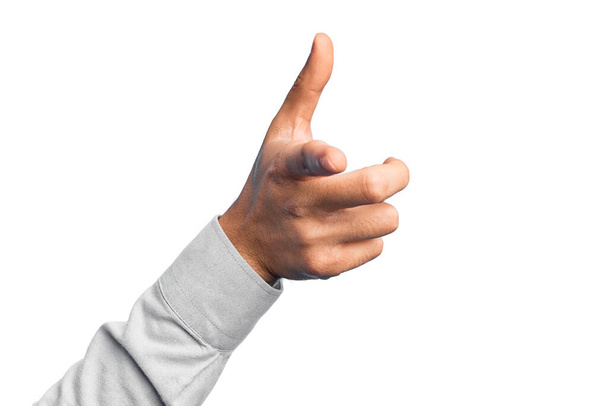 Рука білошкірого чоловіка, який показує пальці над ізольованим білим тлом, вказуючи перед камерою, вибираючи і вказуючи напрямок
 - Фото, зображення