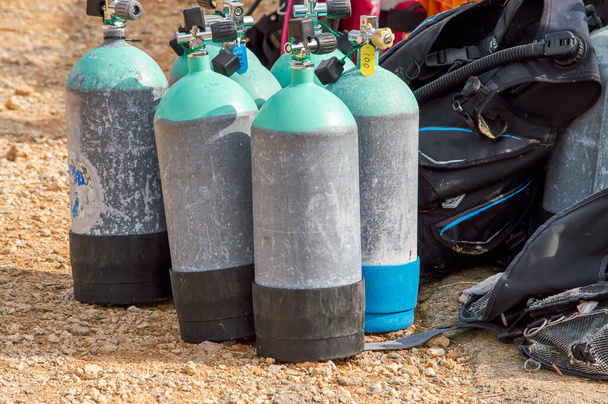 A búvárkodáshoz szükséges nagynyomású légzőgáz tárolására és szállítására használt búvárpalackok. Búvárfelszerelés. - Fotó, kép