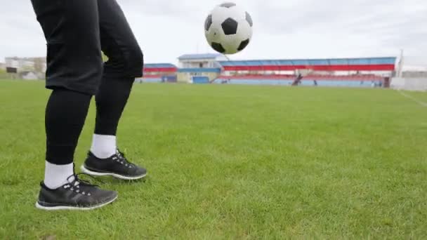 Close-up van jonge tiener voetballer jongleren voetbal op training - Video