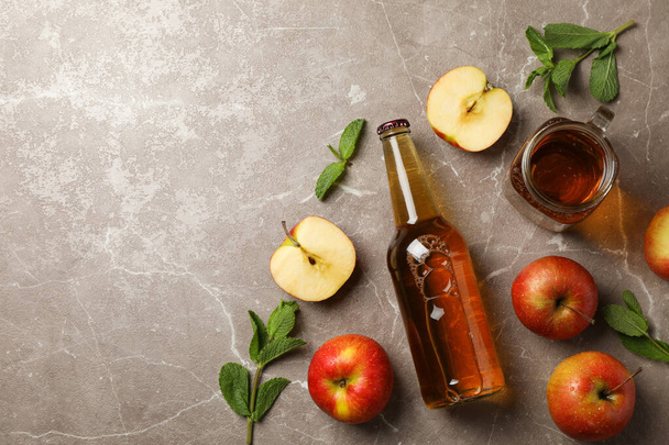 Összetétel almaborral és almával szürke alapon - Fotó, kép