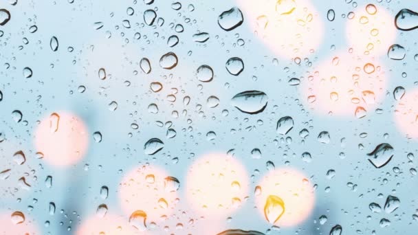 σταγόνες νερού σε γυάλινο παράθυρο με φώτα bokeh  - Πλάνα, βίντεο