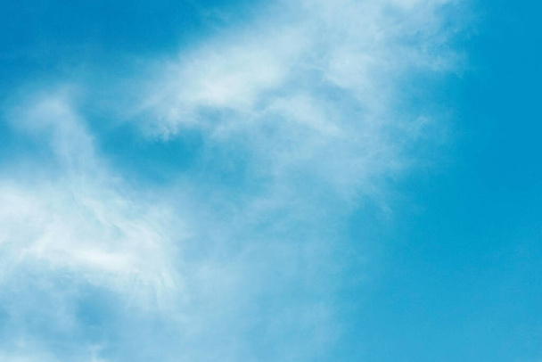 Hermoso cielo azul con nubes blancas - Foto, Imagen