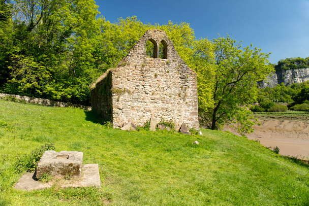 Руїни середньовічної церкви святого Якова у заповіднику природи Ланкаут у Уельсі.. - Фото, зображення