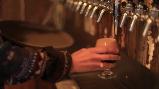 Μπάρμαν σερβίρει μπύρα σε δίσκο και γυαλί - Πλάνα, βίντεο