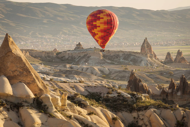 背景にカッパドキアの谷の上空の気球,空の景色 - 写真・画像