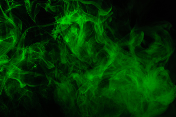 Grüner Dampf auf schwarzem Hintergrund. Kopierraum. - Foto, Bild