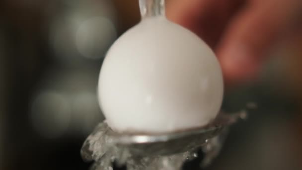 Egg Under Water From Kitchen Tap - Filmagem, Vídeo