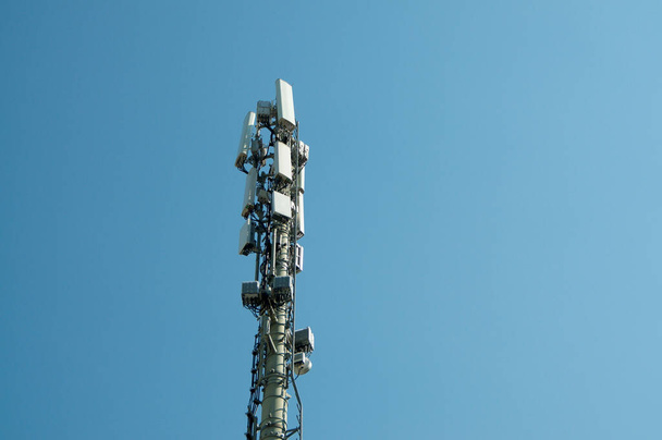 4G és 5G mobil kommunikációs rendszerű telekommunikációs torony antenna a svájci Taverne-ben - Fotó, kép