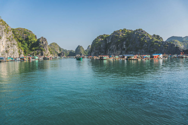 ハロン湾に浮かぶ漁村。ベトナムのキャット・バ島. - 写真・画像