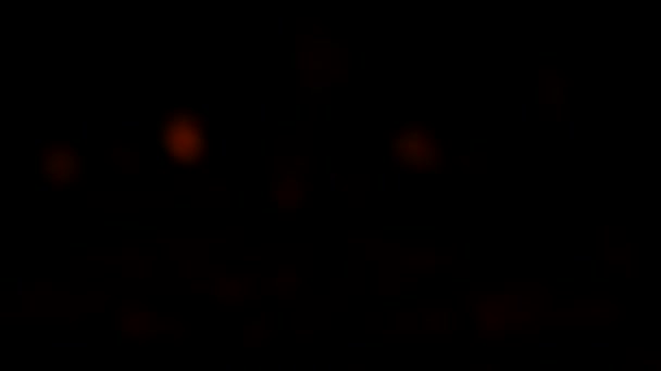 暗闇の中で炎のフォークのぼかし。電気暖炉。黒の背景。4K Ultra HD - 映像、動画