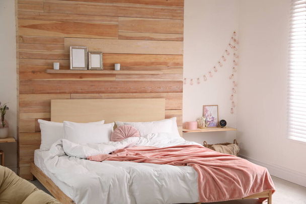 Stylish room interior with big comfortable bed - 写真・画像