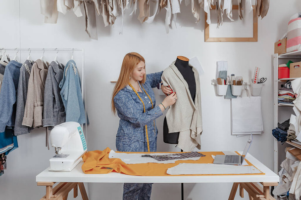 young clothes designer in her studio - Foto, afbeelding