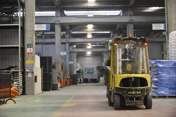 forklift, truck, warehouse, factory, industry, industrial, transportation, lift, car, vehicle, machine, transport, construction, cargo, equipment, yellow, loader, freight, storage, pallet, fork, work, business, worker, heavy - Photo, Image