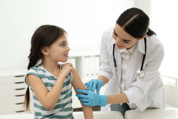 Lékař očkování malé dítě v moderní klinice - Fotografie, Obrázek