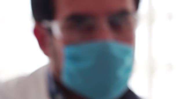 Medische onderzoeker die bruin vaccin in selectieve focus aanbiedt - Video