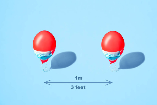 social distancing concept for preventing coronavirus covid-19. Red ballon in medical mask - symbol of human in mask. Steps to protect yourself. Keep the 1 meter distance - Foto, immagini