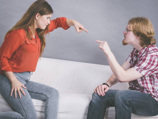 Muž a žena se hrozně pohádali, když seděli na pohovce. Přátelství, problémy při rozchodu párů a koncepce problémů. - Fotografie, Obrázek
