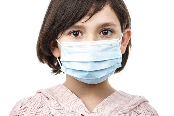 Kind in medizinischer Maske auf weißem isolierten Hintergrund - Foto, Bild