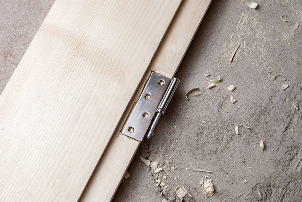 Bisagras de puerta preparadas para montar en una puerta de madera
 - Foto, imagen