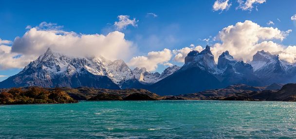 Panoraamanäkymät Pehoe järvelle ja Cuernos del Paine kansallispuistossa Torres del Paine, Patagonia, Chile
 - Valokuva, kuva