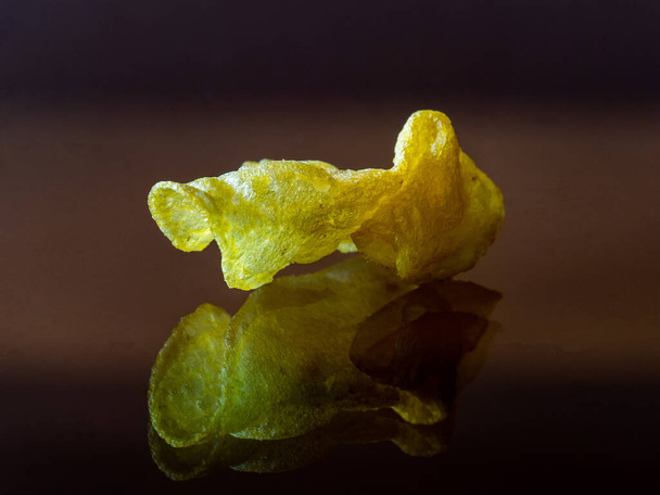 Frietjes op een transparante glasbasis - Foto, afbeelding