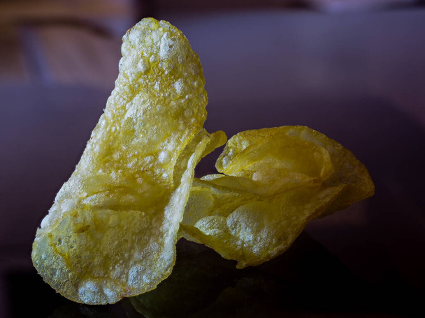 Pommes frites auf transparentem Glassockel - Foto, Bild