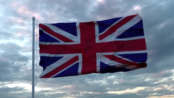 Realistyczna flaga Wielkiej Brytanii machająca na wietrze przeciwko głębokiemu Dramatycznemu Niebu. 4K UHD 60 FPS Powolny ruch - Materiał filmowy, wideo