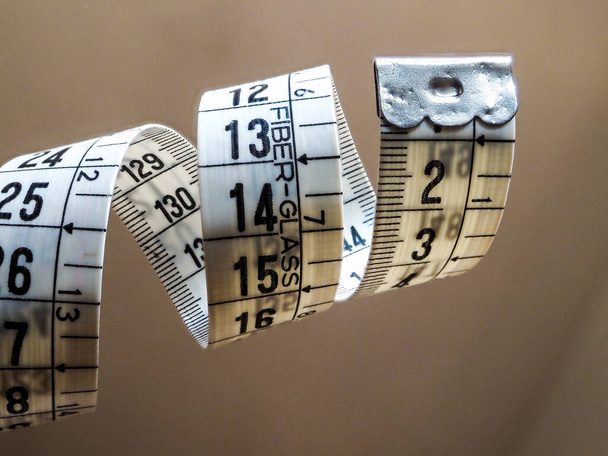 Вимірювальна стрічка, яку використовують кравці та кравці для вимірювання одягу
. - Фото, зображення