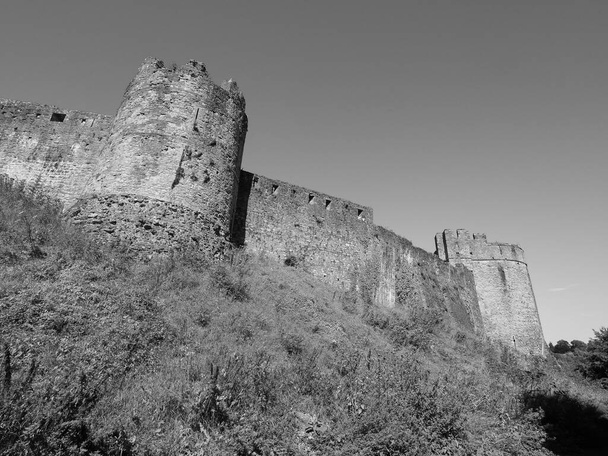 A Chepstow kastély romjai (Castell Cas-gwent walesi nyelven) Chepstow-ban, Uk fekete-fehérben - Fotó, kép