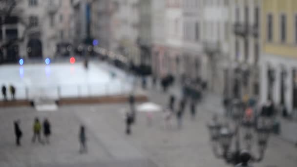 Аннотация Defocused Blurred Background of many people on street square - Кадры, видео