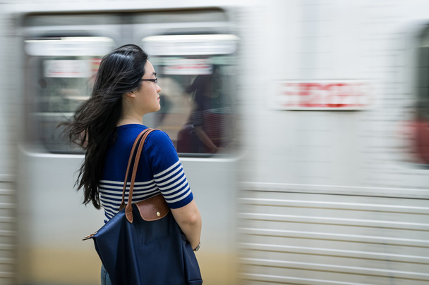 młoda kobieta czeka na stacji metra - Zdjęcie, obraz