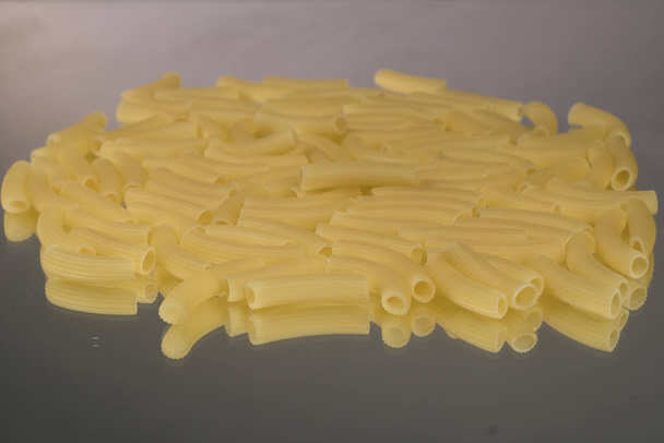 Розмаїття італійської саморобної сирої неприготованої макарони спагеті темної текстури. Дзеркало - Фото, зображення