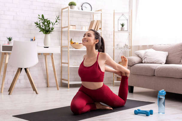 Mujer yogui haciendo práctica diaria en sala de estar
 - Foto, imagen