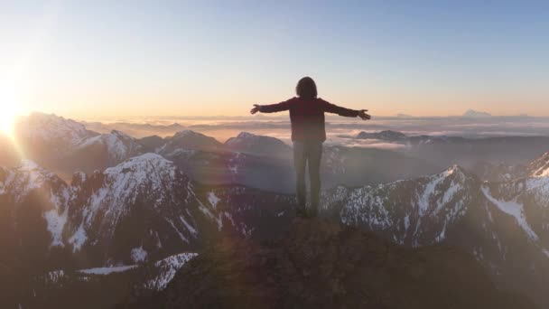 Menina no topo de um penhasco de rocha com bela paisagem da natureza da montanha canadense
 - Filmagem, Vídeo