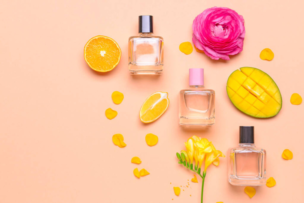 Krásné složení s parfémy láhve na barevném pozadí - Fotografie, Obrázek