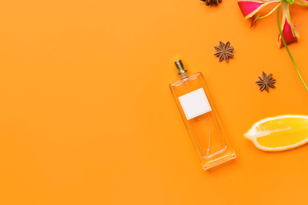 Beautiful composition with perfume bottle on color background - Foto, imagen