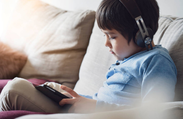Kid self isolation using tablet for his homework, Dítě dělá pomocí digitálních tablet vyhledávání informací na internetu během covid uzamčení, Domácí školní docházka, Sociální vzdálenost, E-learning on-line vzdělávání - Fotografie, Obrázek
