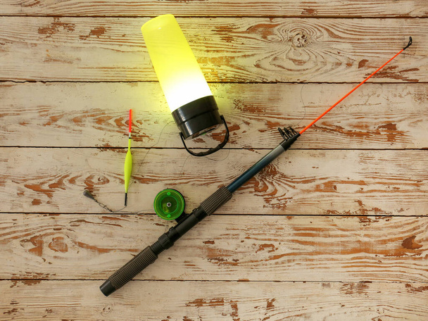 Lanterna moderna com haste de pesca no fundo de madeira branca
 - Foto, Imagem